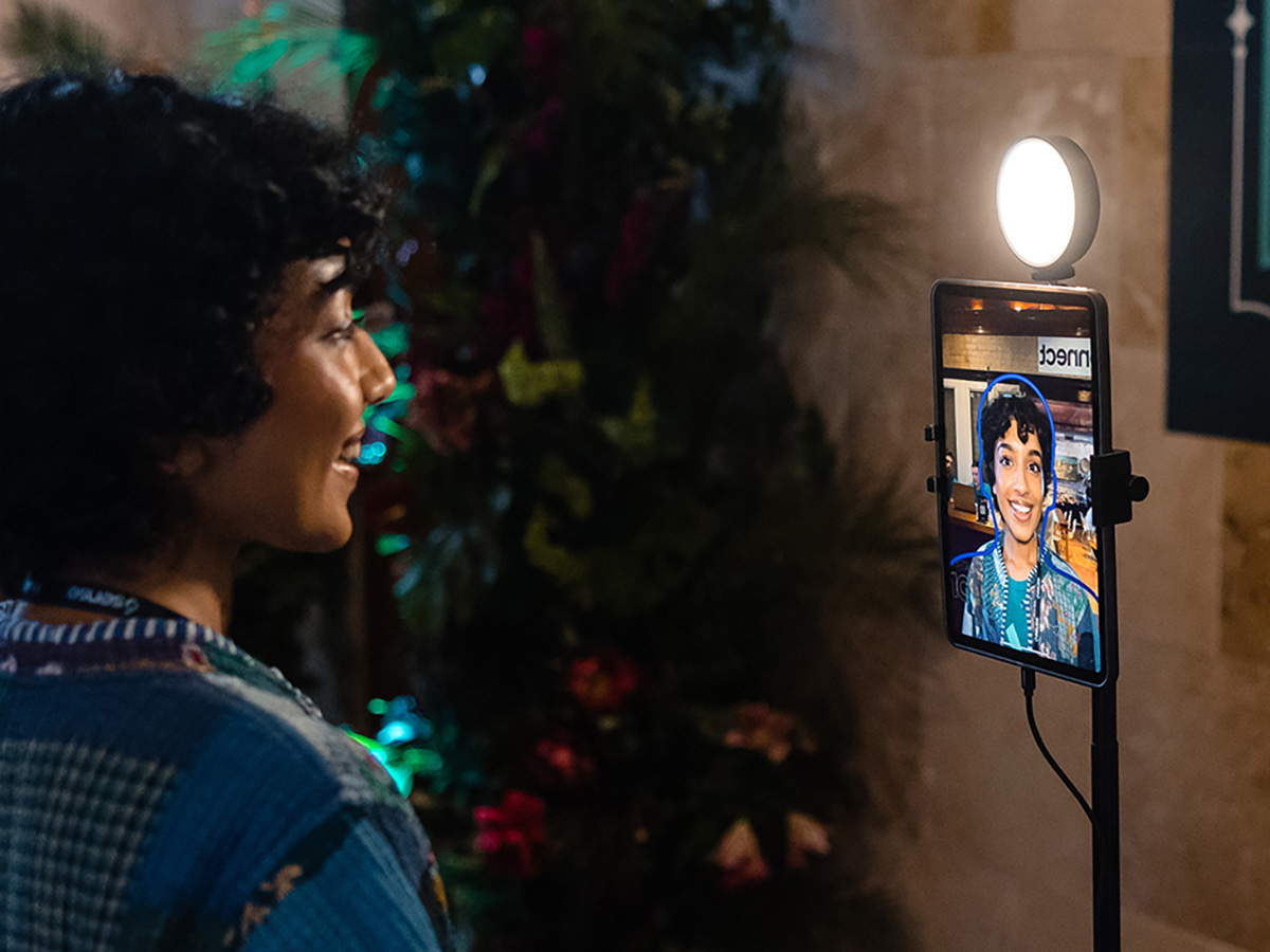Frau posiert an einem Selfie-Kiosk für ein Ai SketchBot-Porträt