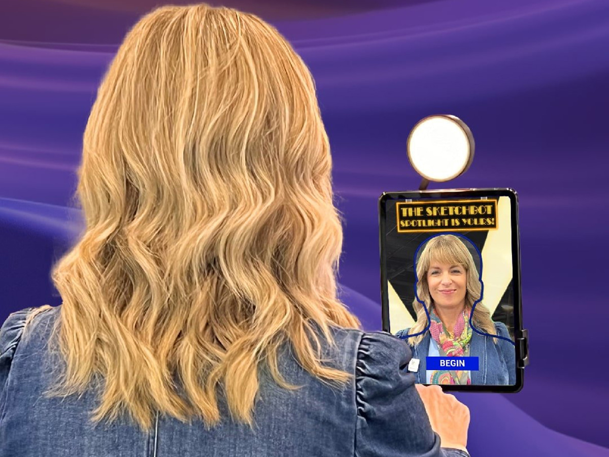 Gast an einem Selfie-Kiosk, bereit für einen Ai SketchBot, der sein Porträt zeichnet
