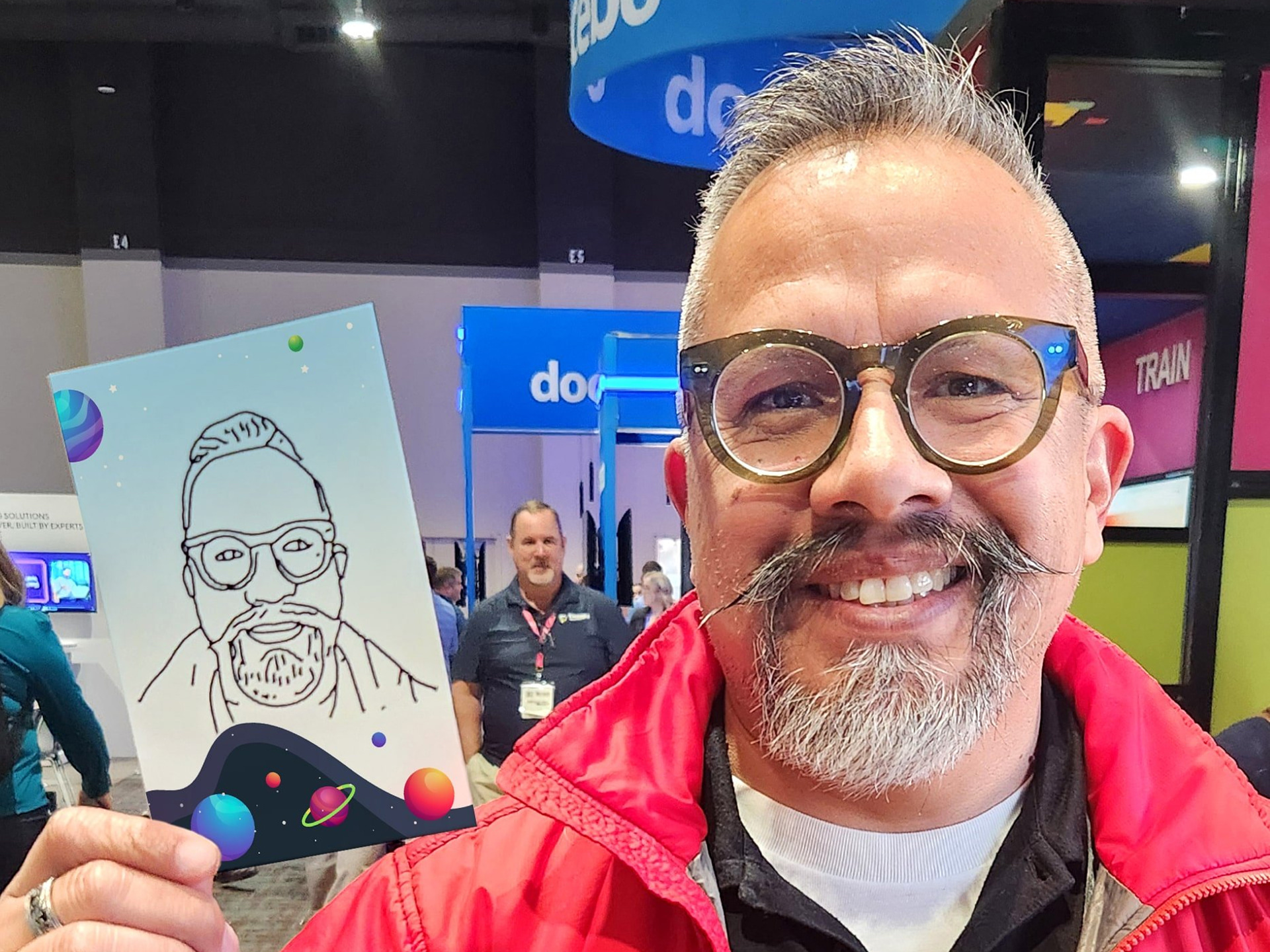 Eine Person hält ihr Ai SketchBot-Porträt hoch, das sie auf einem speziellen Papier mit Weltraummotiv gezeichnet hat.