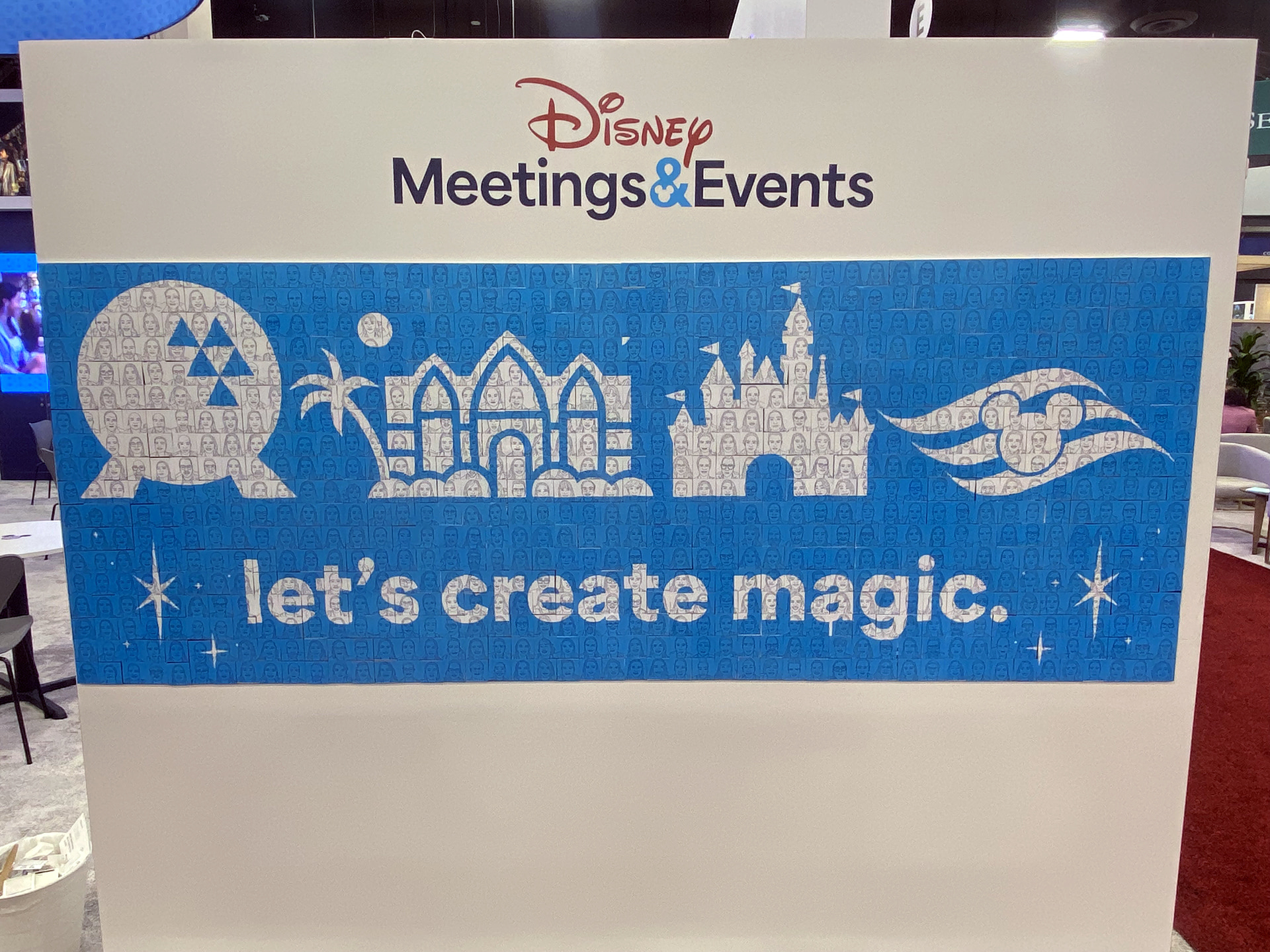 Disney Ai SketchBot-Mosaik gefüllt mit Gästeporträts
