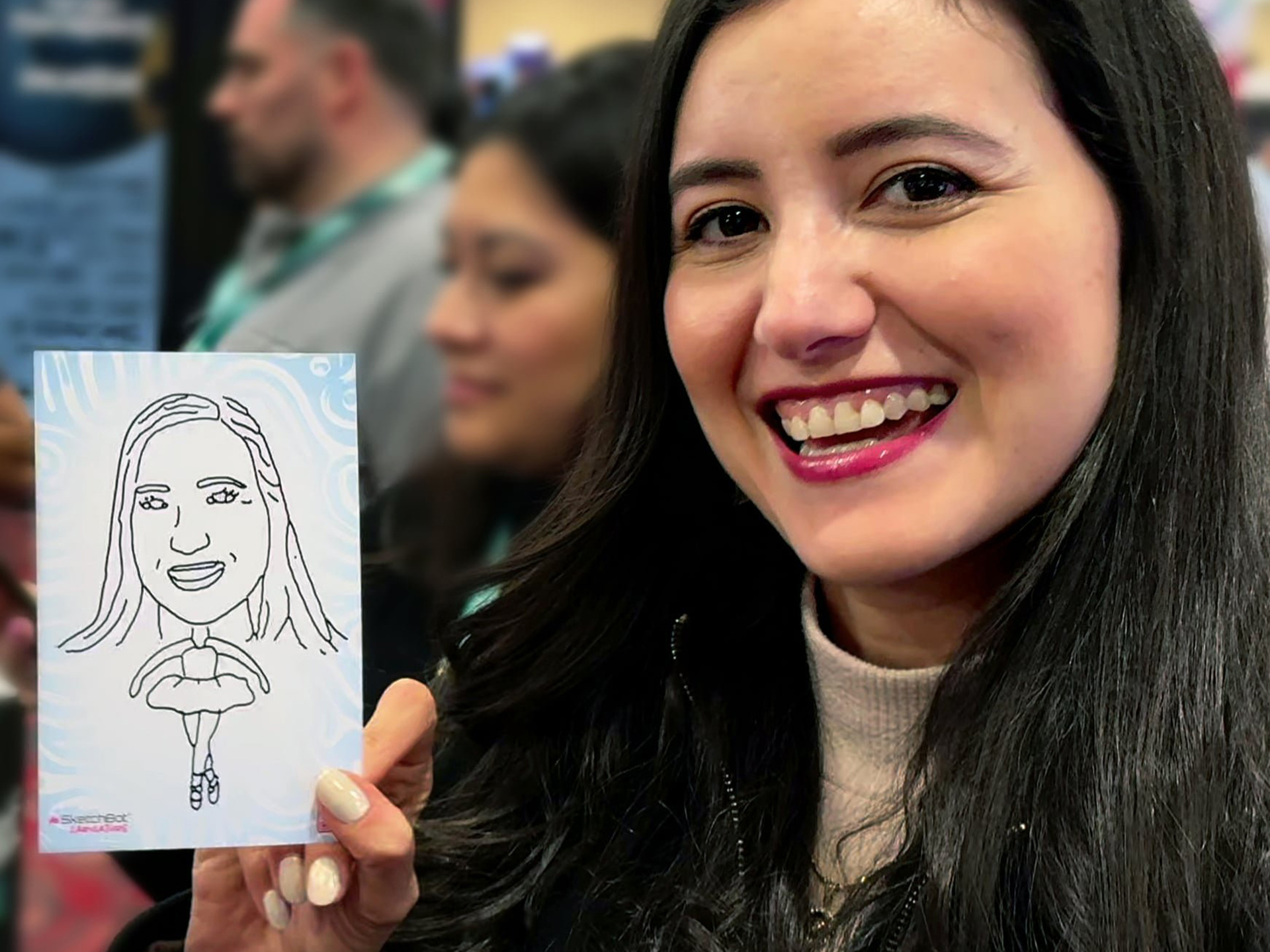Lächelnde Frau, die ihr Ai SketchBot-Karikaturporträt bei einer Veranstaltung hochhält