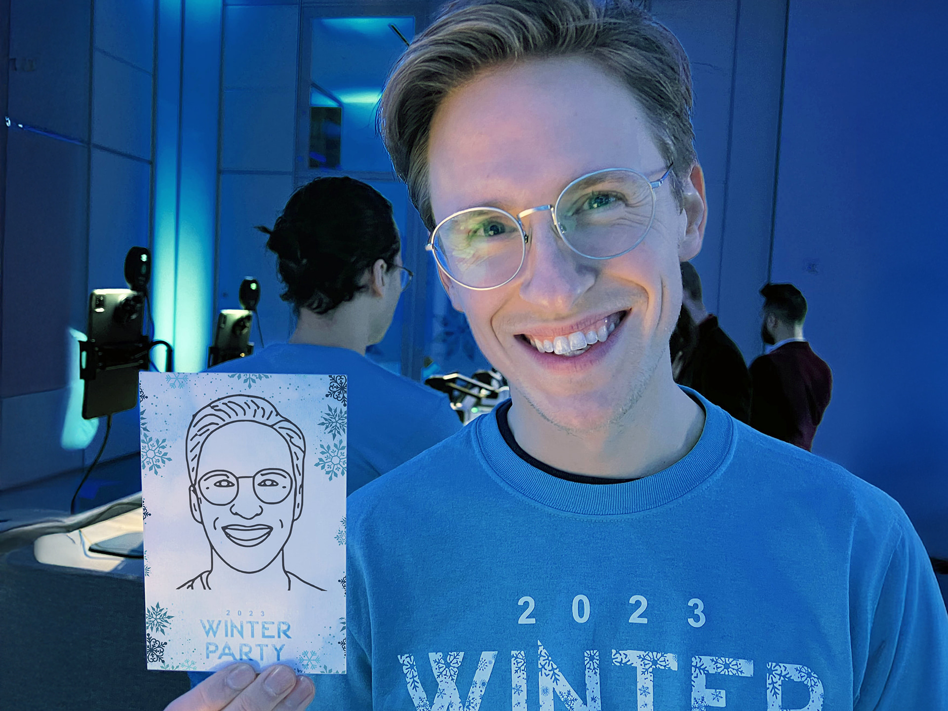 Ein Gast hält sein personalisiertes Ai SketchBot-Porträt hoch